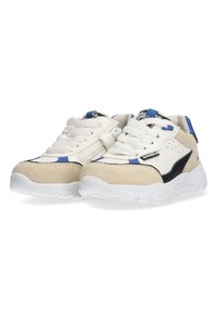 Hvide og beige sneakers med sorte og blå accenter, der har en tekstureret ruskinds-overdel, hvid gummisål og runde snørebånd.