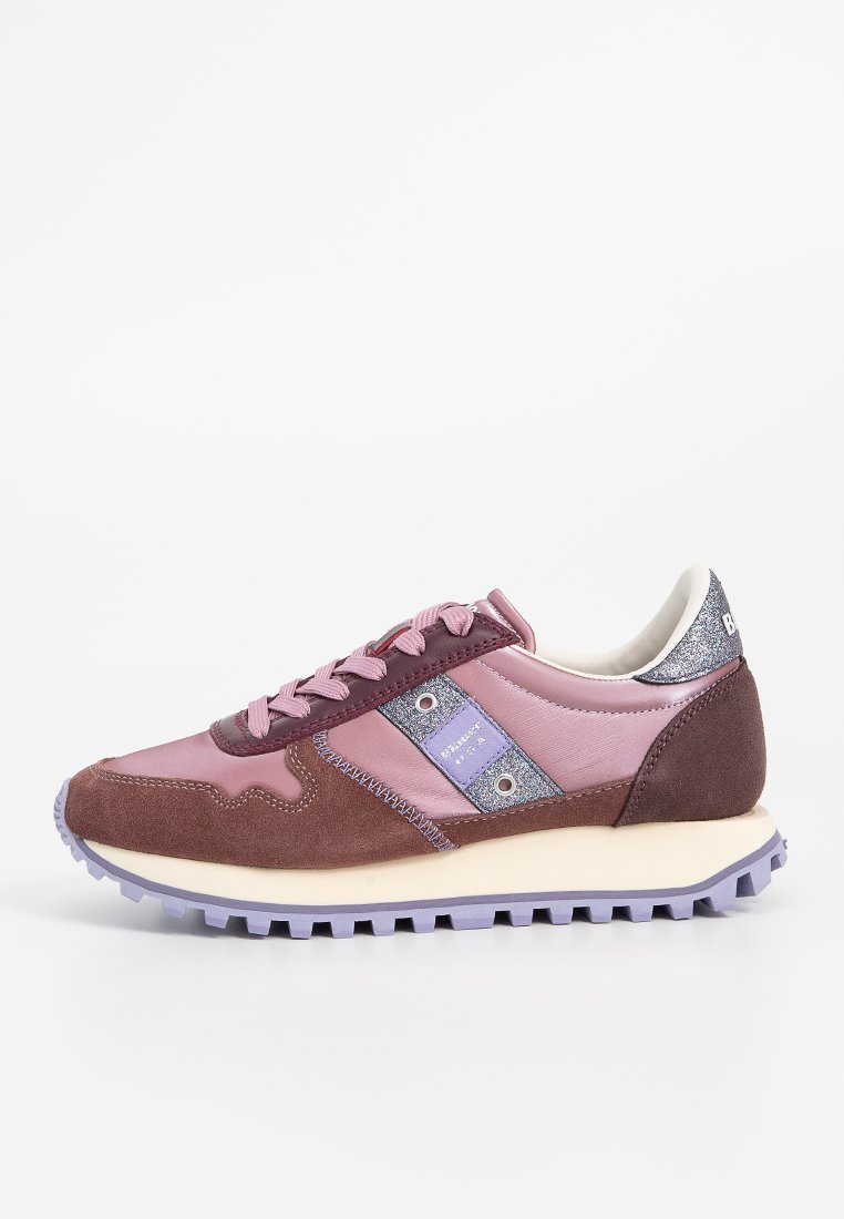 Sneaker con un mix di materiali rosa, viola e marroni. Presentano accenti in suede e satin, oltre a una suola testurizzata e dettagli metallici.