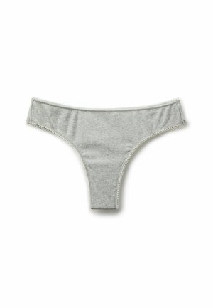 Tanga de tela acanalada gris con delicado borde festoneado a lo largo de los bordes, colocado plano sobre un fondo blanco.