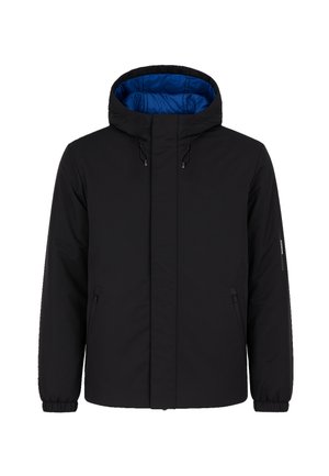 Giacca imbottita nera con interno blu, cappuccio regolabile, tasche con cerniera e polsini elastici. Realizzata in materiale liscio e impermeabile.