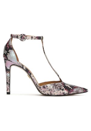 Kärkineulalla varustettu korkokenkä, jossa on vaaleanpunainen, musta ja beige käärmeennahkakuosi sekä T-nyörityksellä varustettu nilkkasukka.