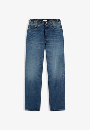 Jean bleu droit avec poches avant, fermeture par bouton et zip, et un patch en cuir sur la ceinture.