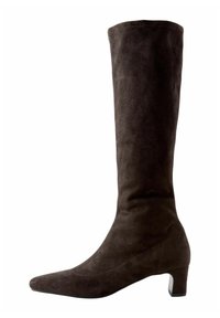 Bota alta de ante marrón hasta la rodilla con punta afilada y un tacón bloque bajo, que presenta una textura suave y un diseño de parte superior sin costuras.