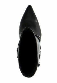 Bottine noire à bout pointu, en cuir lisse. Présente un détail de boucle sur le côté et un design épuré et minimaliste.