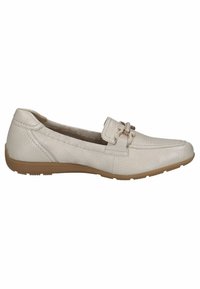 Mocassins en cuir beige clair avec une finition texturée, dotés d'un accent décoratif en métal et d'une semelle en caoutchouc flexible.