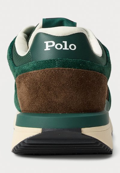 Tenis verde și maro cu un superior din suede și plasă, logo alb, guler căptușit și o talpă din cauciuc multicoloră.