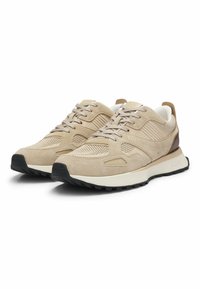 Sneakers in suede beige con pannelli in rete, punta rotonda, dettagli texturizzati, lacci tono su tono e suola nera a contrasto. Logo del marchio sul lato.