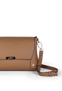 Braune Ledertasche mit strukturierter Form, ausgestattet mit einer Frontklappe, goldfarbenen Beschlägen und einem abnehmbaren Schultergurt.