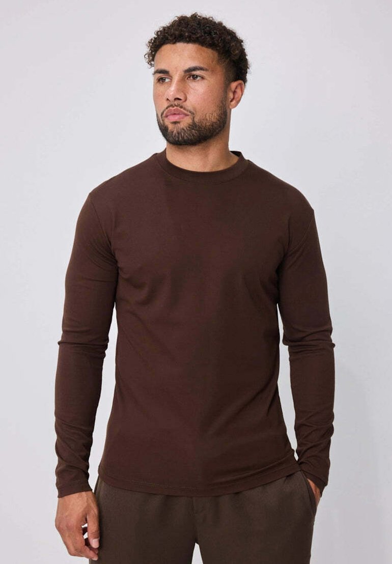 T-shirt manches longues marron en tissu doux ; col rond, coupe ajustée et poignets sans coutures. Caractérisé par une texture lisse.