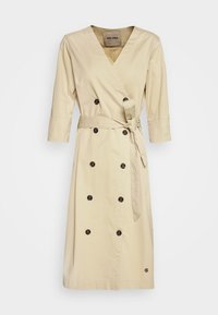 Beiges Wickelkleid mit V-Ausschnitt, Dreiviertelärmeln, doppelseitigen Knöpfen und einem passenden Bindegürtel, aus einem glatten Baumwollstoff.