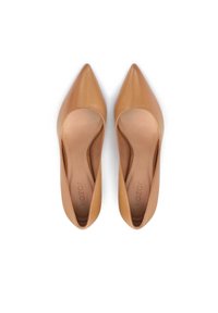 Scarpe con tacco alto in pelle color crema, con punta affusolata e lati aperti, caratterizzate da una texture liscia e cuciture sottili lungo i bordi.