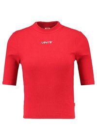 Červený pletený krátký rukáv top s vysokým výstřihem a malým bílým logo Levi's na hrudi. Materiál se zdá být elastický a dobře padnoucí.