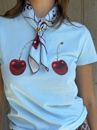 Světle modré tričko s dvěma grafikami červených třešní. Doplněné vzorovaným šátkem v burgundské a krémové barvě.