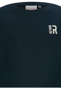 Marineblaue Baumwoll-T-Shirt mit Rundhalsausschnitt und einem bedruckten weißen Logo, das "RETOUR" und ein stilisiertes "R" auf der oberen linken Seite zeigt.