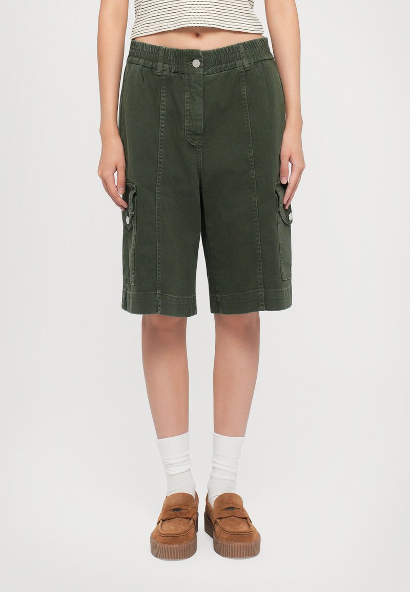 Πράσινα καρό σορτσάκια από βαμβάκι με ελαστική μ�έση, πλαϊνές τσέπες και ίσια εφαρμογή, με κουμπί κλεισίματος και διπλωμένα μπατζάκια.