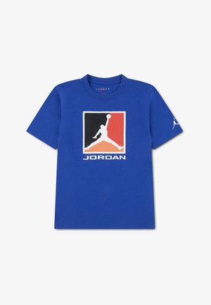 Plava majica kratkih rukava s višebojnim siluetom Jumpman logotipa i tekstom "JORDAN" sprijeda te Jumpman logotipom na rukavu.