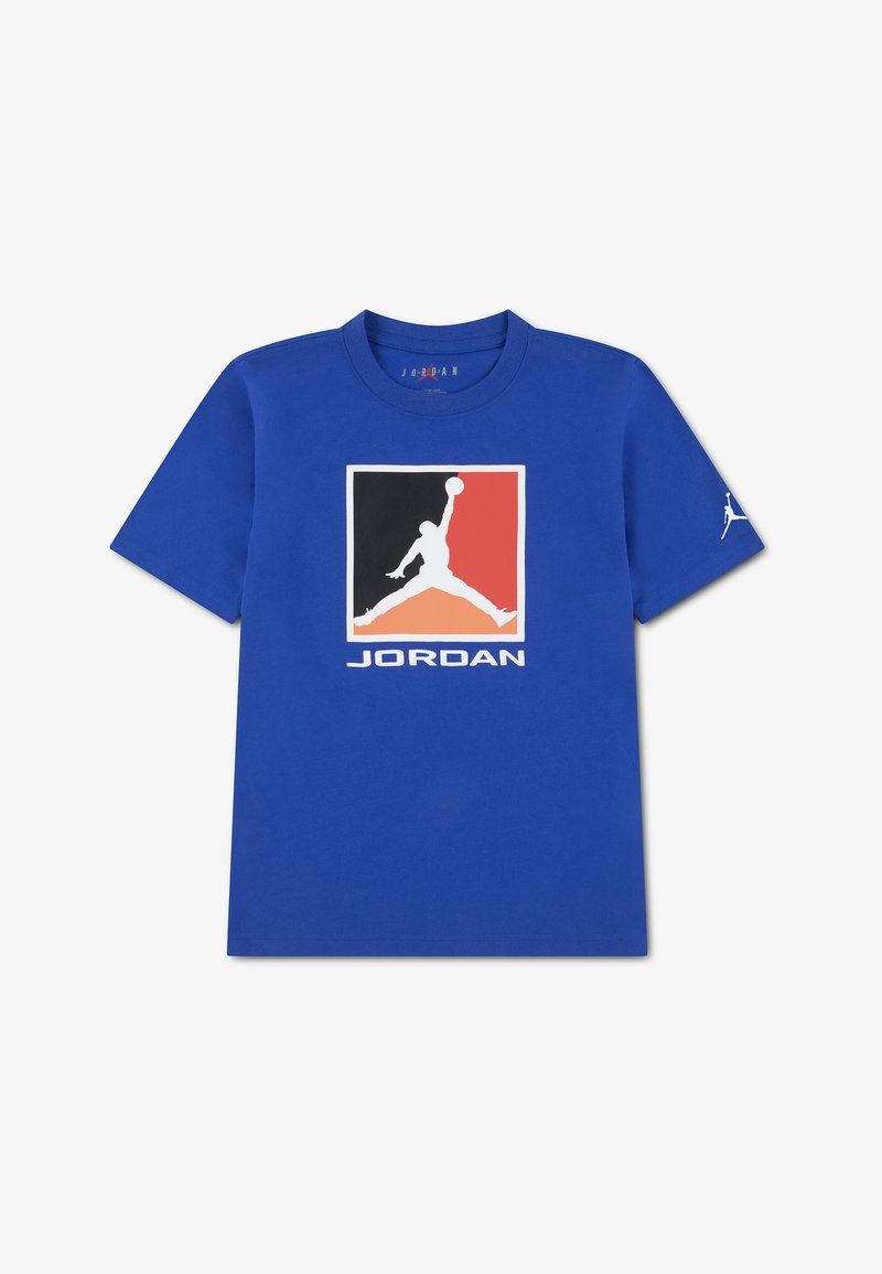 T-shirt bleu à manches courtes avec un logo silhouette Jumpman multicolore et le texte "JORDAN" sur le devant, ainsi qu'un logo Jumpman sur la manche.