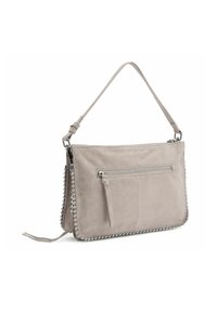 Borsa in suede grigio con un manico singolo, chiusura con cerniera e borchie decorative in argento lungo i bordi. Presenta una tasca frontale con cerniera.