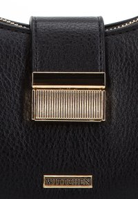 Sac à main en cuir noir avec une finition texturée, doté d'un fermoir en métal doré et d'une plaque de marque. Design compact avec des accents métalliques.