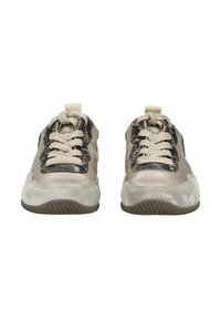 Ein Paar beigefarbene Schnürsneaker mit Akzenten aus Wildleder und Schlangenledermuster, von vorne auf einem weißen Hintergrund gezeigt.