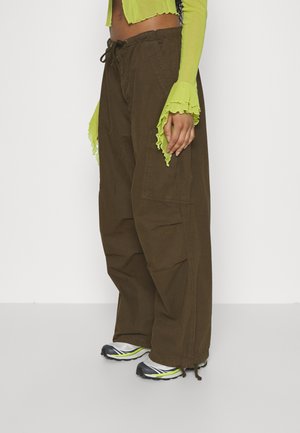 PARACHUTE PANTS - Cargo trousers - khaki