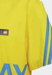 adidas Sportswear X CLASSIC LEGO - T-shirt med print - yellow   bright blue