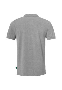 Effen lichtgrijs polo shirt met korte mouwen, gezien vanaf de achterkant, met een klein groen label aan de onderzijde van de zijnaad.