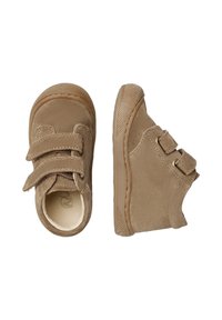 Scarpe per bambini in suede marrone con due fasce in Velcro, punta arrotondata e suola in gomma con texture. Presentano un collare imbottito per maggiore comfort.