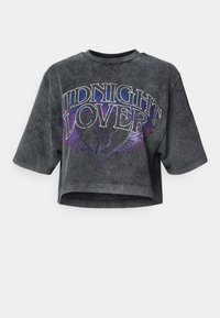 Camiseta corta negra hecha de una tela suave, con un gran gráfico "MIDNIGHT LOVER" en púrpura y plata. Mangas cortas y corte relajado.