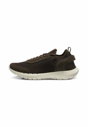 Ciemnobrązowy niski sneaker z dzianą cholewką, białą segmentowaną podeszwą, sznurowaniem z przodu i pętlą do ściągania na pięcie.