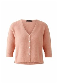 Rosa Strickjacke mit tiefem V-Ausschnitt, kurzen Ärmeln und fünf sichtbaren Knöpfen. Hergestellt aus einem weichen, flauschigen Material mit gerippter Saumtextur.