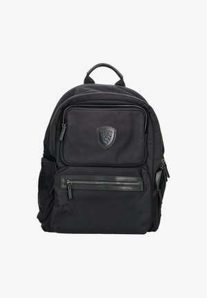 Czarny plecak wykonany z wytrzymałego materiału, z wieloma zamykanymi na zamek przegrodami, z naszywką z logo z przodu oraz z uchwytem na górze ułatwiającym noszenie.
