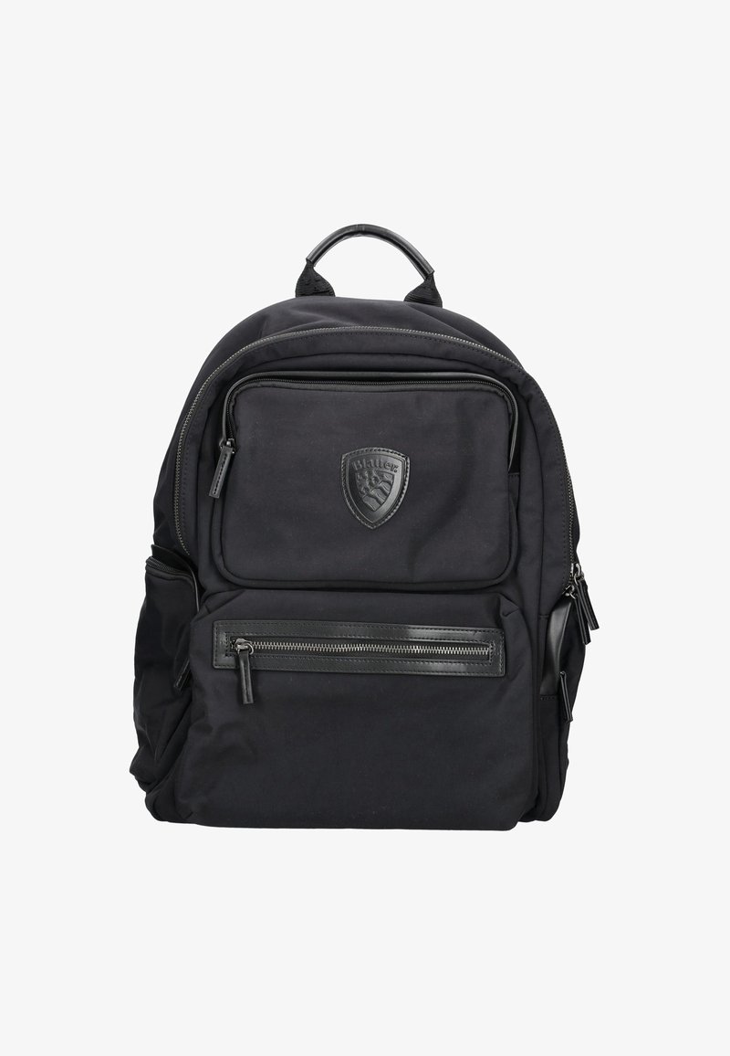 Zaino nero realizzato in tessuto resistente, dotato di molteplici scomparti con cerniere, una toppa con logo sul davanti e una maniglia superiore per un facile trasporto.