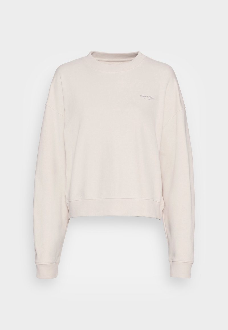 Jasno-beżowy, skrócony sweatshirt z opuszczonymi ramionami, prążkowanymi mankietami i miękką fakturą. Posiada subtelne logo na piersi.