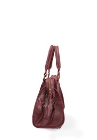 Borsa a mano in pelle bordeaux con superficie texturizzata, doppi manici intrecciati e hardware color oro. Dispone di una chiusura con zip e tasche laterali.