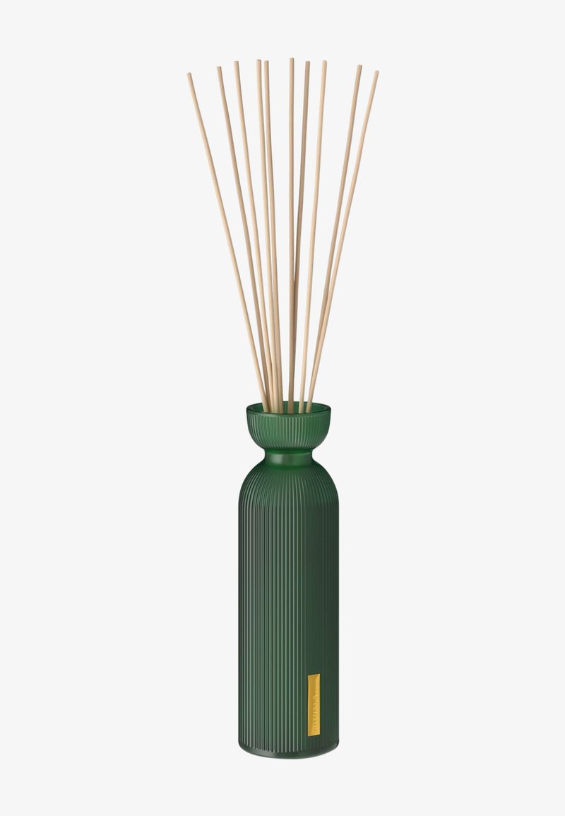 Diffuseur en céramique à rayures vert foncé avec des tiges en crème et un accent logo doré sur le côté. Forme de vase haute et étroite.