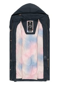 Jūrų mėlynos spalvos išorinė striukė su kapišonu, turinti šviesiai rožinę, mėlyną ir baltą tye-dye pamušalą. Apima dvi šonines kišenes ir logotipo detales.