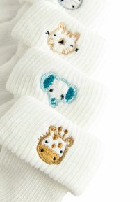 Weiße gerippte Socken mit bestickten Tiermotiven: ein Koala, ein Tiger und eine Giraffe, mit bunten Fadenakzenten und weicher Textur.