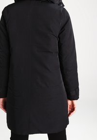 KIOMI Pitkä takki - black