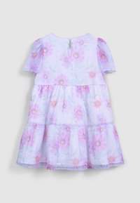 Robe florale avec un fond lilas et des fleurs roses, design à volants, manches courtes bouffantes et petite fermeture à boutons à l'arrière.