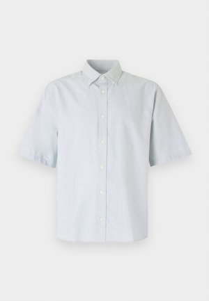 Chemise boutonnée à manches courtes de couleur bleu clair, en coton, avec un col classique, un plastron frontal avec des boutons et une coupe décontractée.