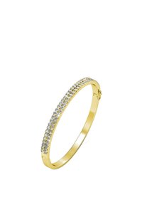 Bracciale d'oro decorato con una fila di cristalli trasparenti, caratterizzato da un design liscio e snodato e una chiusura sicura su un lato.