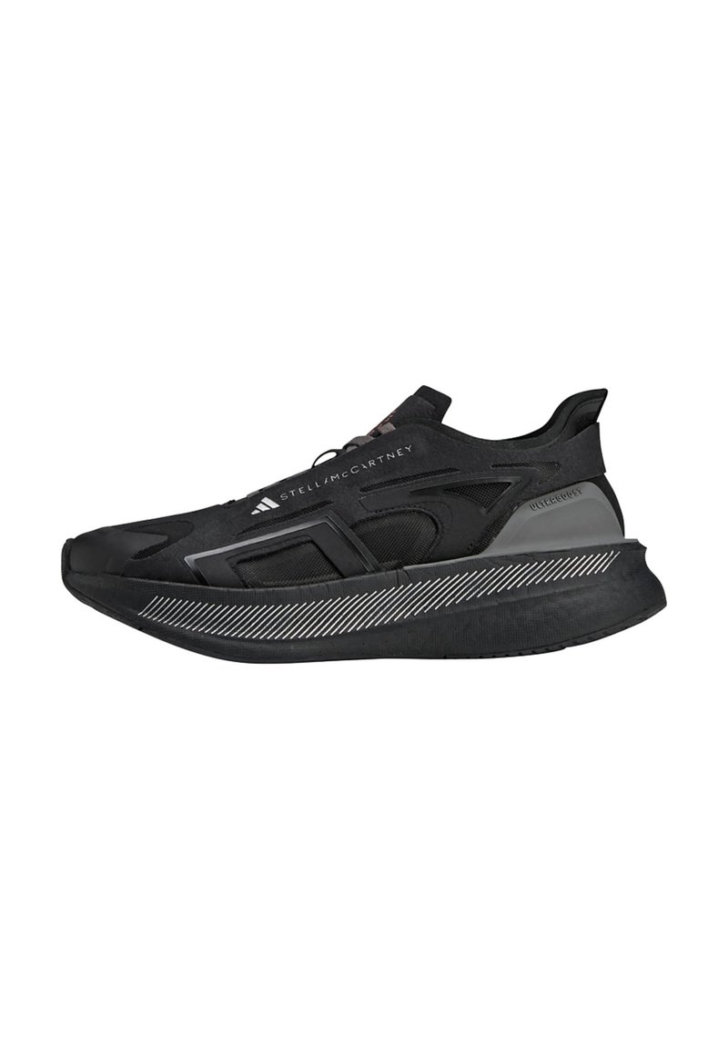 Scarpa sportiva nera caratterizzata da un design elegante, tomaia in rete e suola in gomma testurizzata con strisce diagonali bianche. Logo sul lato.