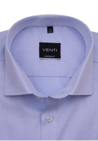 Lichtblauw overhemd met knoopsluiting in een moderne pasvorm. Beschikt over een klassieke kraag, een zachte textuur en een enkele knoopsluiting. Venti-label zichtbaar.