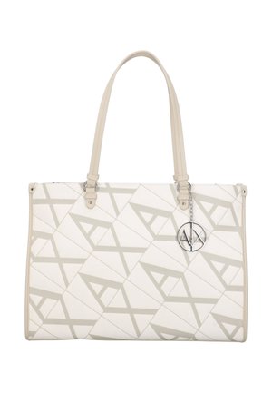 Borsa tote bianca in pelle sintetica con un motivo geometrico grigio chiaro, due manici superiori e un ciondolo decorativo in argento.