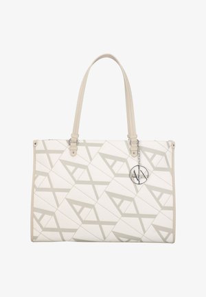 Borsa tote bianca in pelle sintetica con un motivo geometrico grigio chiaro, due manici superiori e un ciondolo decorativo in argento.