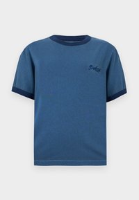 Μπλε κοντομάνικο T-shirt με πιο σκούρο μπλε ρέλι στον γιακά και τα μανίκια, με μικρό κεντημένο κείμενο στο αριστερό μέρος του στήθους.