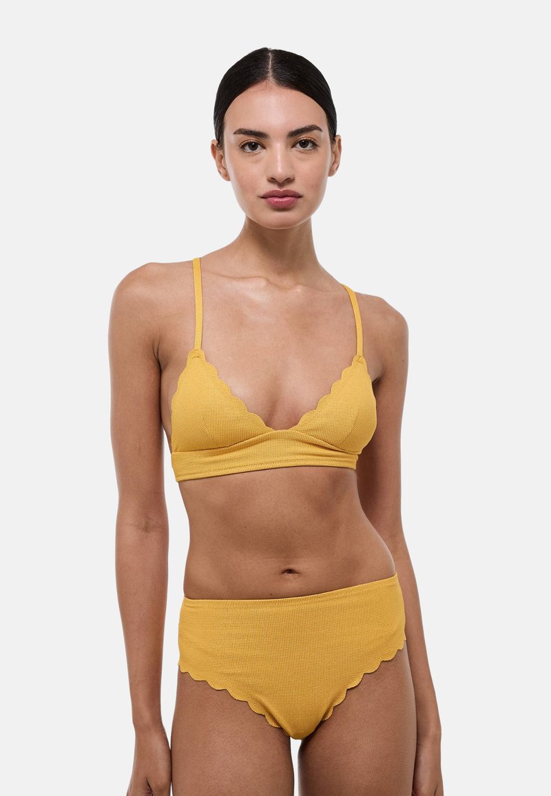Ensemble de bikini à rayures jaunes avec une bordure en scallops. Le haut est de forme triangulaire avec de fines bretelles ; le bas est taille haute.