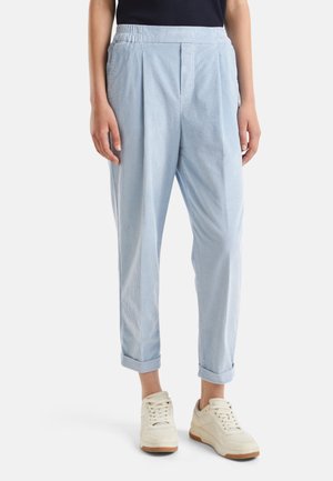 - Spodnie materiałowe