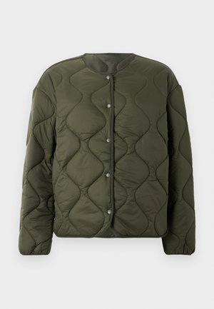 Olivgrön vadderad jacka med knäppning fram, rund halsringning, långa ärmar och vågmönstrad sömnad.